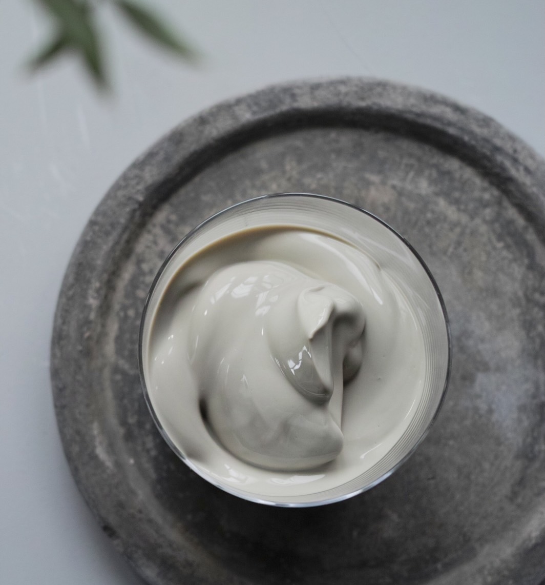 プルプルのクレイパックは、肌に乗せるとシンプルに気持ちいい