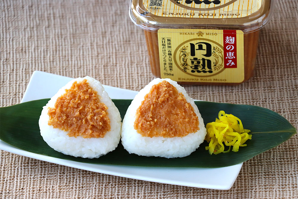 炊きたてごはんのおにぎりに塗って