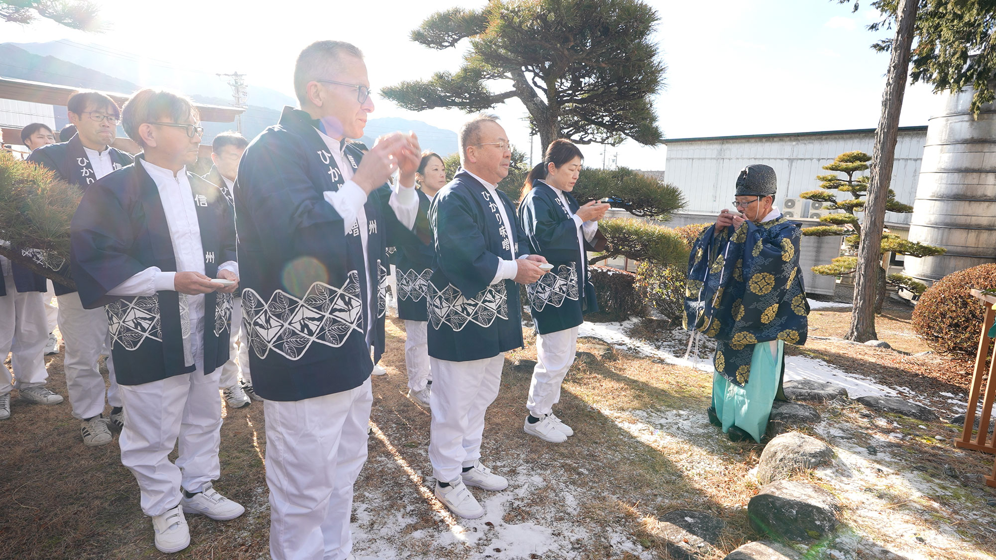 参加者全員で御神酒を飲む様子