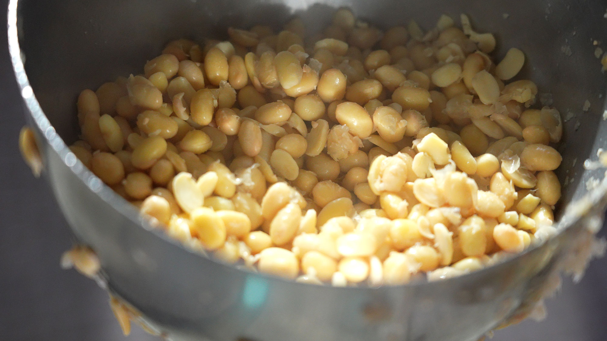 大豆を蒸煮している様子