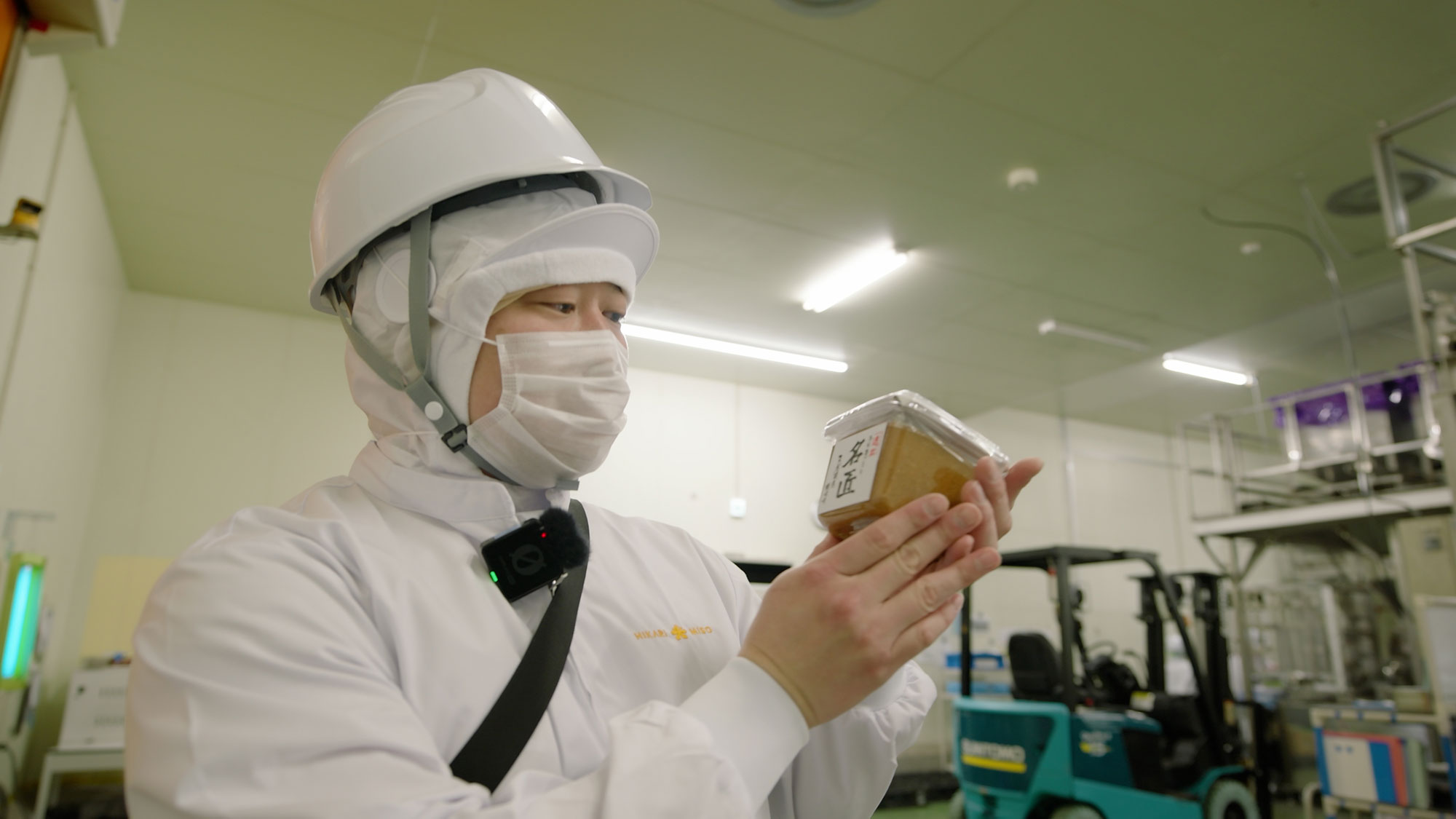 出来上がった味噌󠄀を手に取るTatsuya