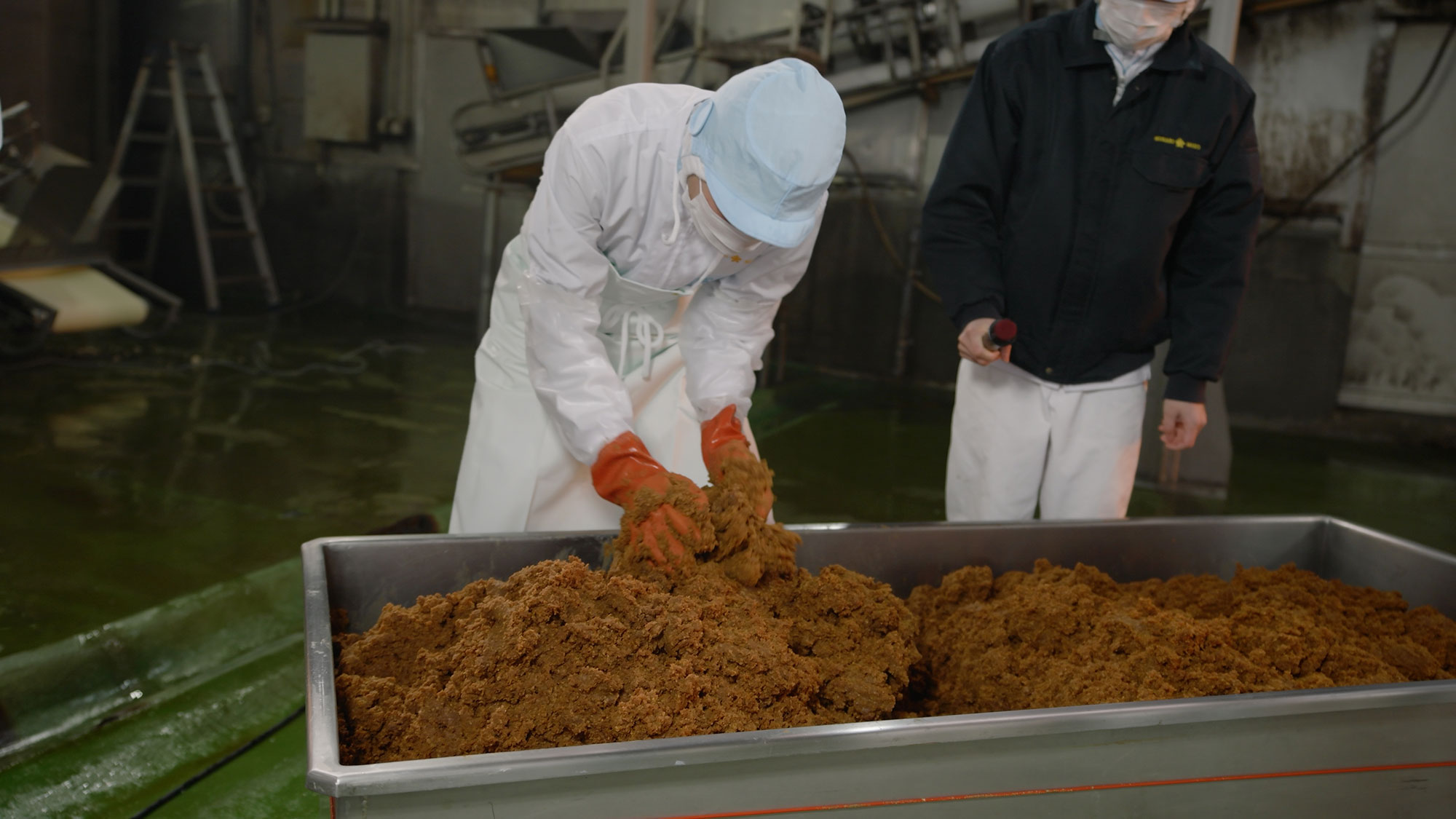 熟成した味噌󠄀をブレンドする様子