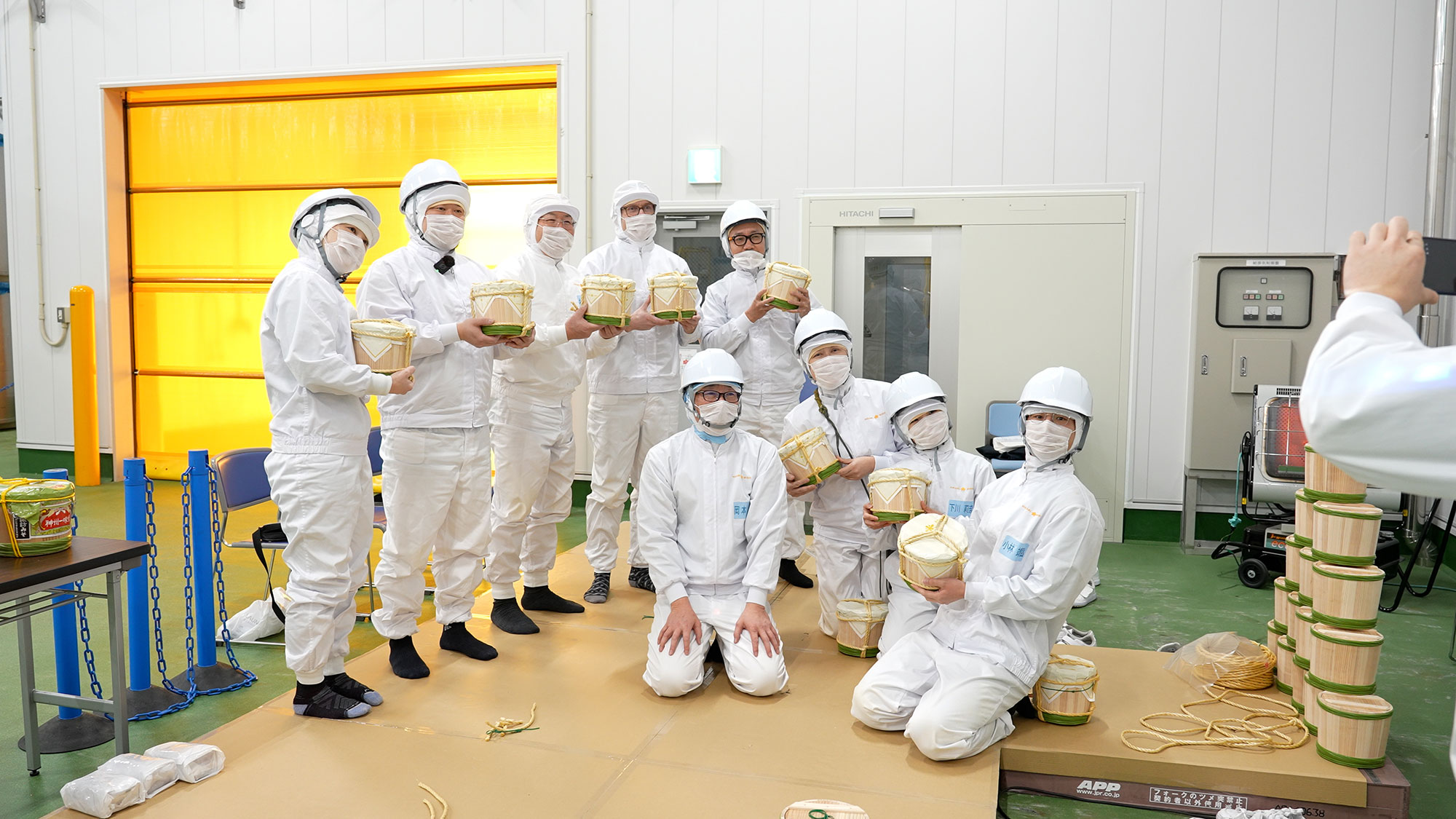 参加者で伝統的な味噌󠄀樽の縄縛りを体験する様子