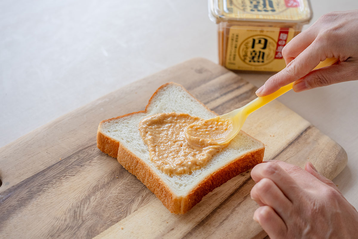 食パンに味噌󠄀󠄀󠄀󠄀マヨネーズを塗る