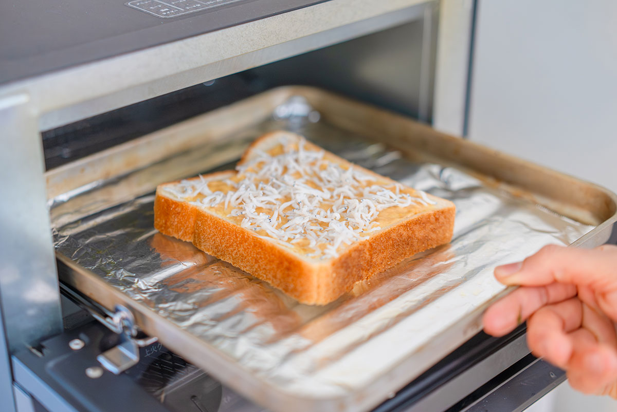 トースターで食パンを焼く