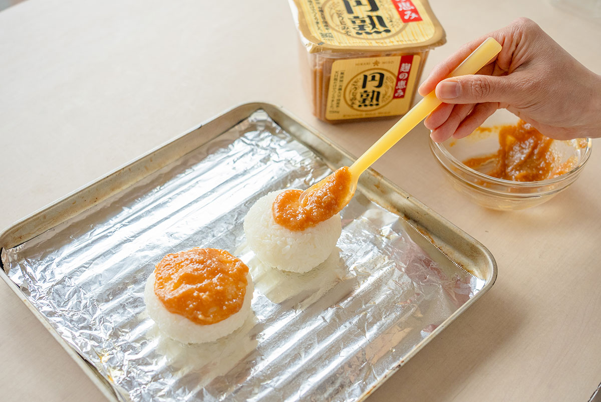 おにぎりに味噌󠄀󠄀󠄀󠄀󠄀󠄀を塗る