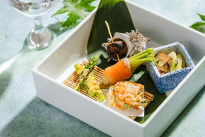 発酵と熟成がテーマの日本料理レストラン<br> GINZA 豉 KUKI 5月コースのご案内 <br>味噌の上澄みジュレとともにいただく、トマトの冷たい炊きものや<br>スズキの木の芽若狭焼きなど、厳選した旬の食材を使用した料理を提供