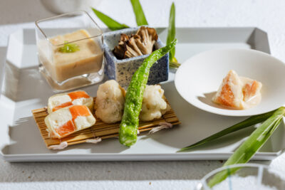 発酵と熟成がテーマの日本料理レストラン GINZA 豉 KUKI 8月コースのご案内 味噌と梅肉の二色ジュレを添えたハモの焼き霜や、 藁焼き風尾崎牛のたたきなど、厳選した旬の食材を使用した料理を提供