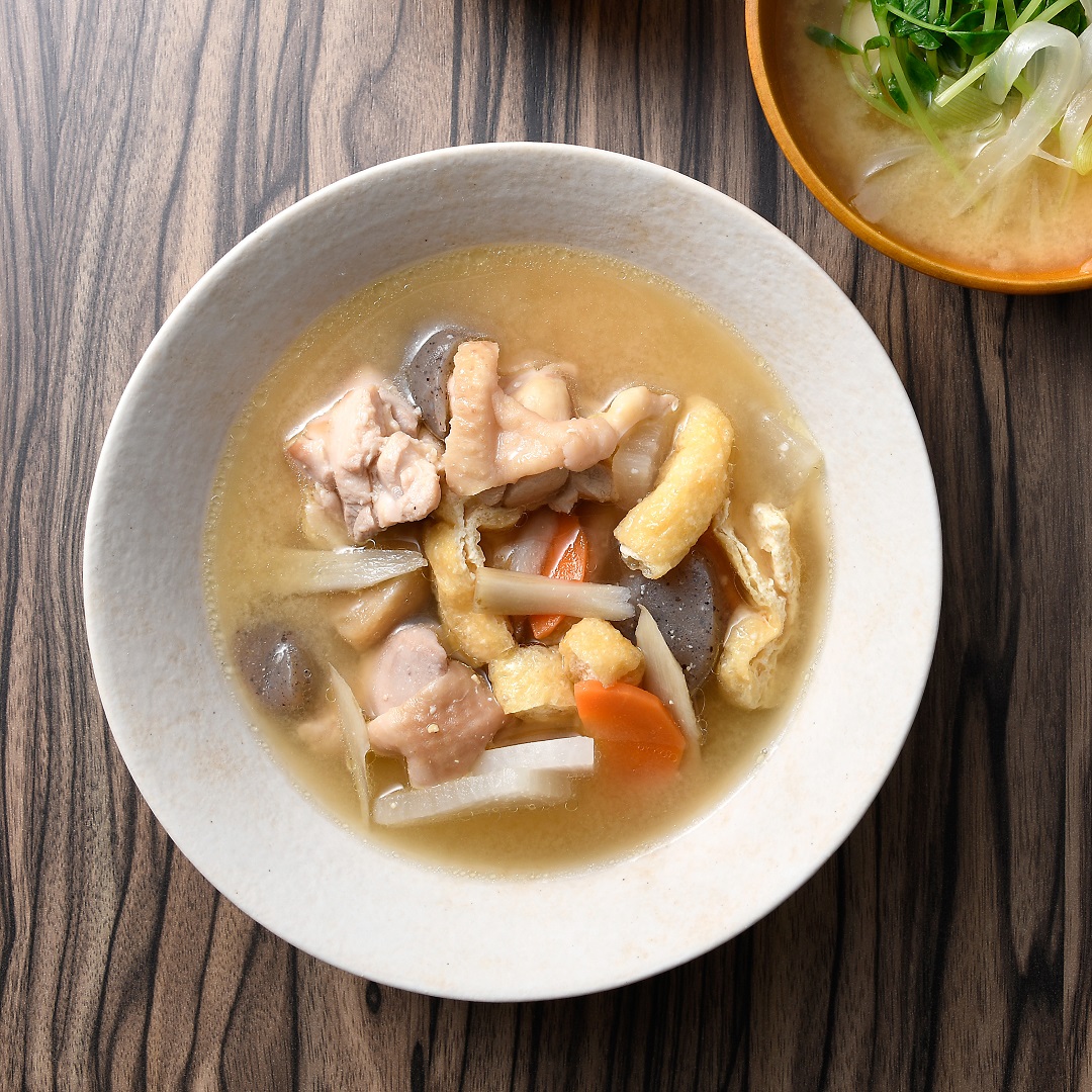 鶏肉と根菜の味噌汁