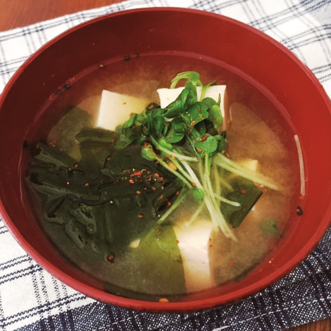 包丁を使わずにつくるわかめと豆腐の味噌汁　