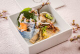 発酵と熟成がテーマの日本料理レストランＧＩＮＺＡ 豉 ＫＵＫＩ 4月コースのご案内<br>焼き蛤や蛍烏賊の味噌漬けなど春の味覚をふんだんに使った八寸盛り合わせや「 アファンの 森」から届いた山菜など厳選した旬の食材を提供