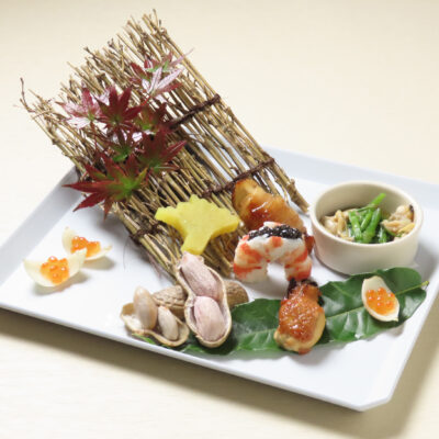 発酵と熟成がテーマの日本料理レストラン  GINZA 豉 KUKI 10月コースのご案内<br>牡蠣の味噌焼きや松茸の金華豚巻きなど、味噌料理を盛り合わせた八寸や 紅葉鯛ときのこの蕪蒸しなど、厳選した旬の食材を提供