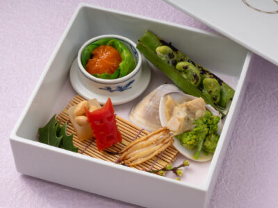 発酵と熟成がテーマの日本料理レストラン  GINZA 豉 KUKI 2月コースのご案内<br>そら豆や菜の花をはじめ早春を感じる八寸や、旬の鮮魚の味噌酒粕漬け焼きなど、厳選した旬の食材を使用した料理を提供