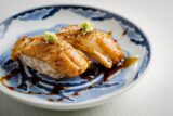 発酵と熟成がテーマの日本料理レストラン GINZA 豉 KUKI 8月コースのご案内 味噌だまり仕立ての炭焼き穴子の握りなど、旬の食材を厳選して提供
