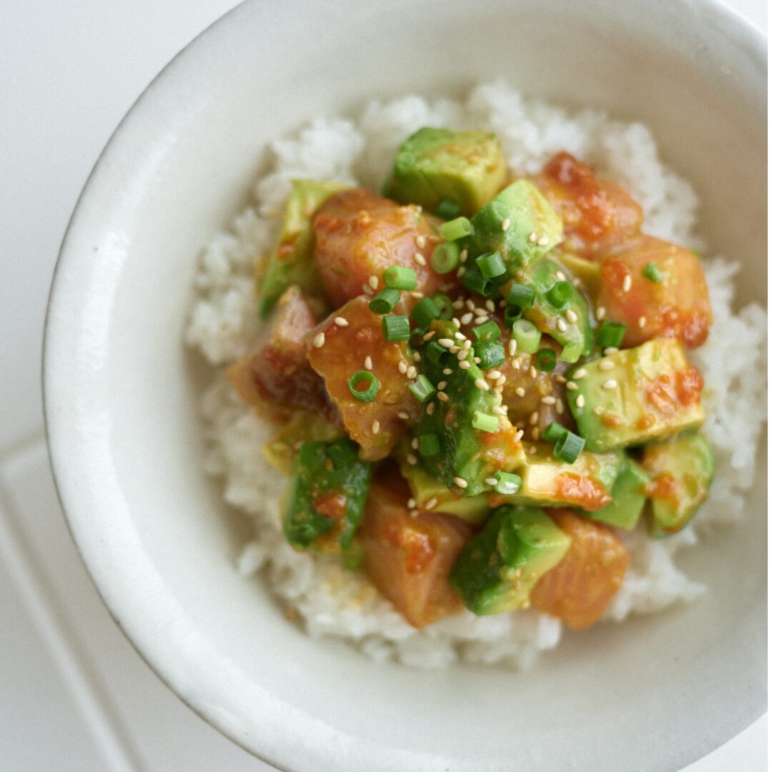 サーモン味噌ポキ丼